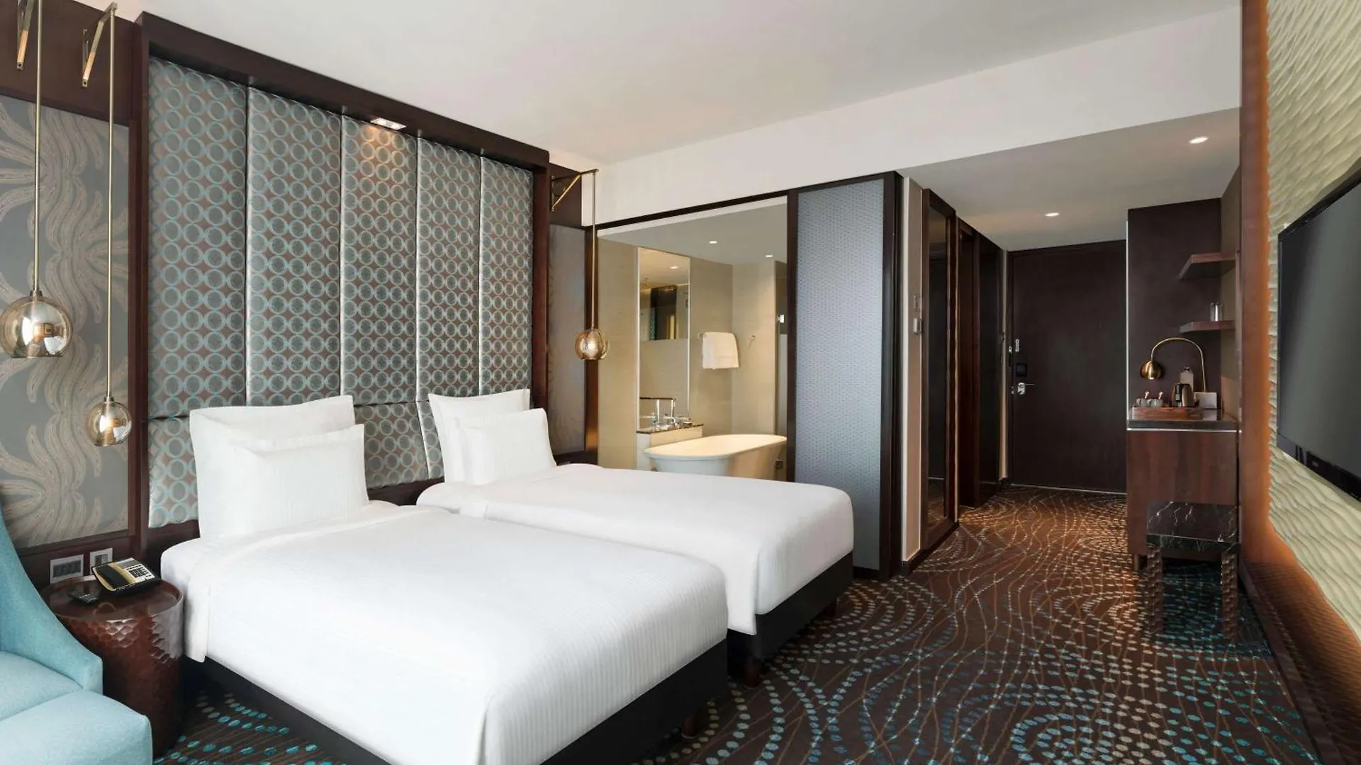 Pullman New Delhi Aerocity 5*,