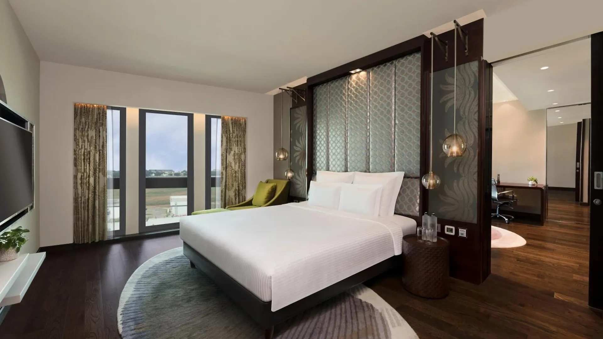Pullman New Delhi Aerocity 5*,