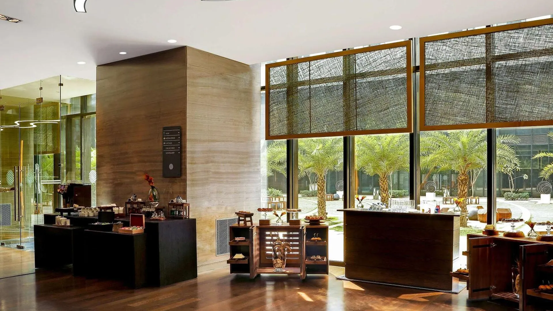 Pullman New Delhi Aerocity 5*,